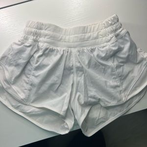 Lululemon White Hotty Hots Low Rise 2.5” Inseam Women’s Size 0